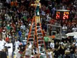 Wsad z saltem w ty� maskotki Milwaukee Bucks