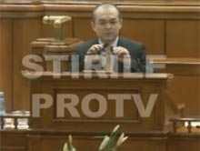 M�czyzna skacze z balkonu w parlamencie rumu�kim