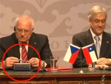 Prezydent Czech kradnie pi�ro