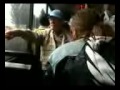 Dzidek siedzi na telewizorze w autobusie