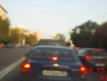 Wkurzony kierowca atakuj� kierowc� skutera