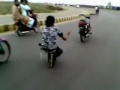 Jazda na rolkach za pustym motorem