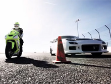 Motorcykl kontra samoch�d - Driftowa bitwa