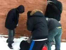 Siedmioro uczni�w brutalnie bije Azjate