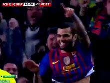Przepi�kny gol Daniela Alvesa w meczu Barca - Real