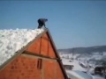 Zimowy skok na �nieg z dachu