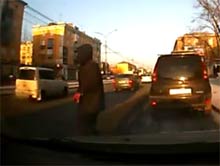 A do jadącego autobusu wchodzą tak