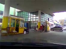 Efektowny wjazd na stacje benzynow�