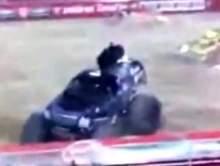 Niesamowita sztuczka na zawodach Monster Truck