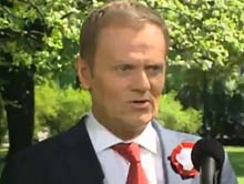 Donald Tusk �piewa 