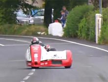 Szale�cze wy�cigi motocykli z bocznym w�zkiem na Isle of Man TT