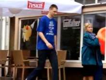 �apanie obcych ludzi za r�ce