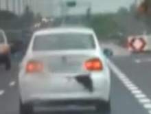 Z zakrwawionego baga�nika BMW wystawa�y w�osy